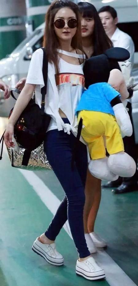 终于知道赵丽颖为什么只穿裙子了, 穿上紧身裤的她真是一言难尽啊