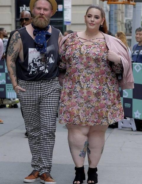 国外女子200多斤, 大街上被众人拍照, 看了女子的腿直呼恶