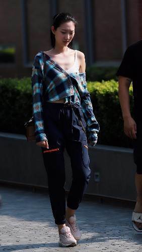 街拍，高颜值小姐姐穿小吊带搭配牛仔热裤，清纯又性感，十分耐看