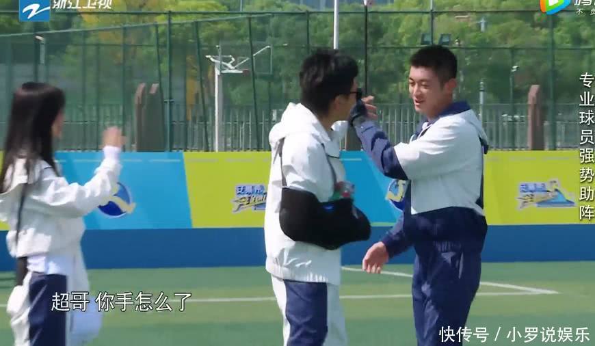 邓超兴奋拉住杨幂的手,baby脱口而出一句话,杨