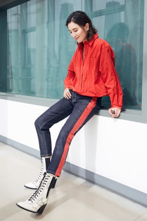 宋佳想凹出腿部线条，在纯白裤边上点了“水彩”，简直惊呆众人!