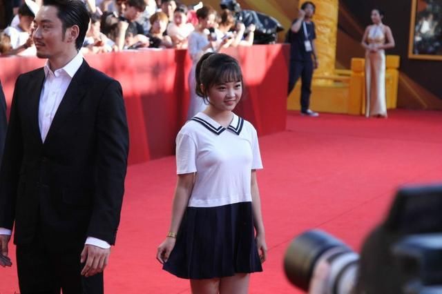 林妙可被室友坑了，合影站后面，脸还那么圆？