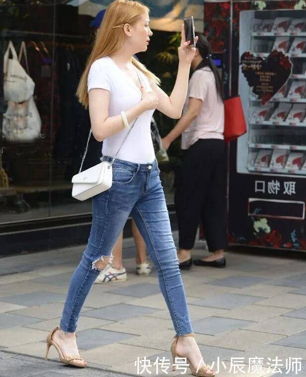  #风彩#小姐姐爱穿紧身牛仔裤，搭配性感的高跟鞋，轻松走出女神的风彩！