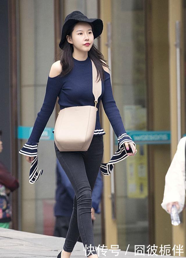 姑娘|街拍相同装扮的漂亮姑娘,下装选择了短裤和长靴,时尚感十足