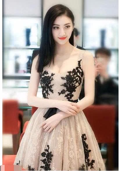 景甜出席活动让人大开眼界，前凸后翘秀身材，网友:下半身亮了!