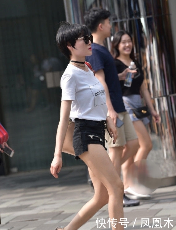  好看|白上衣黄短裤，美少女长发及腰，青春靓丽十分好看