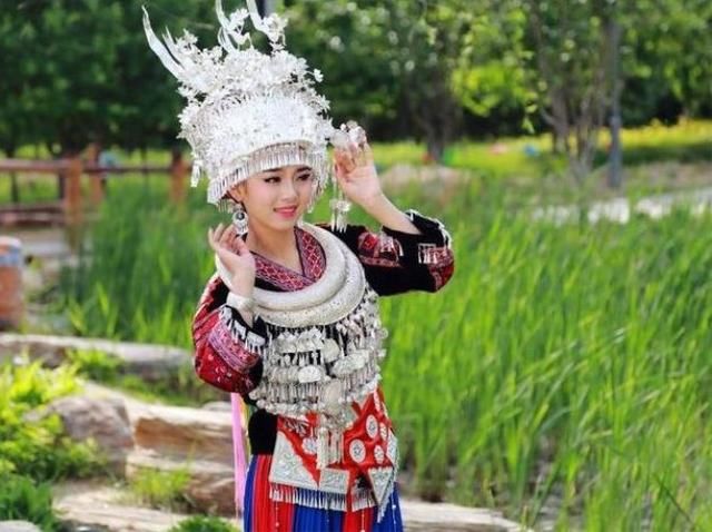 湘西人热情好客，美女递这两种东西千万别接，导游:到时你便明白