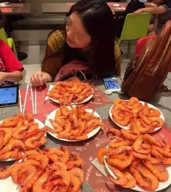 中国女游客去泰国吃自助，一顿解决了8盘虾，泰国网友得不偿失