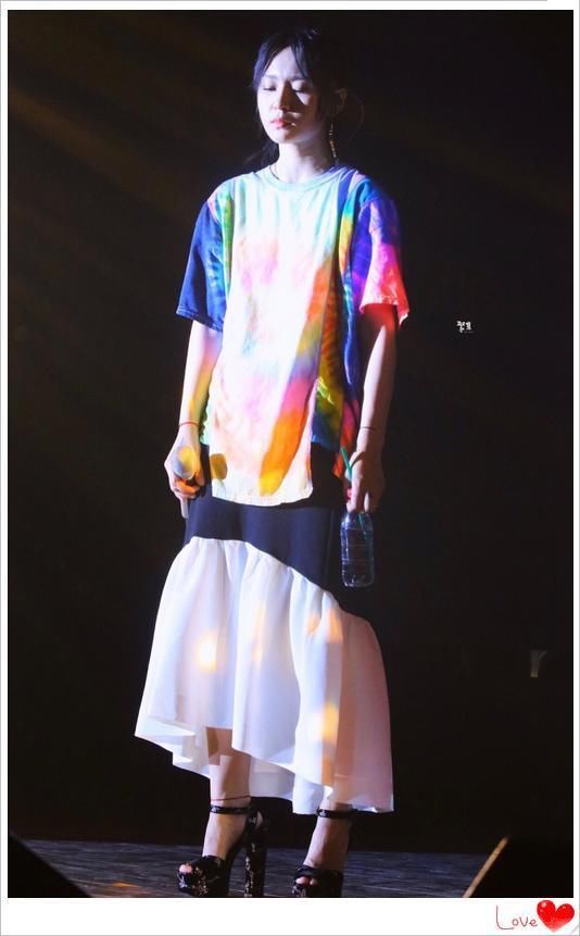 当周笔畅穿上一字肩裙，网友直呼：美炸了！颜值丝毫都不输刘诗诗