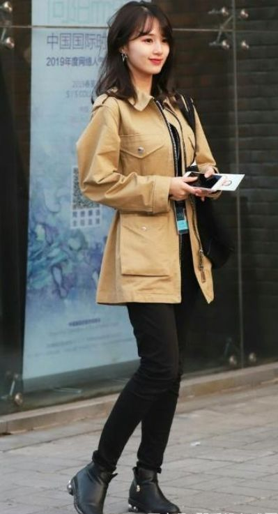 美女■街拍:白色一字肩上衣配牛仔短裙,凸显大长腿,美女时尚又靓丽