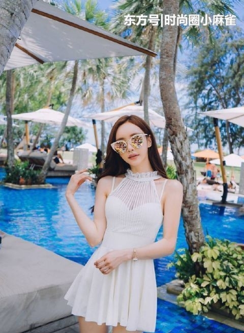  「纤瘦」街拍美女：身材纤瘦的小姐姐，一身白色紧身裙，时尚又亮眼！