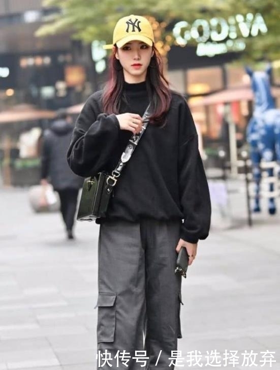  【迷人】街拍：如花似玉的小姐姐，一件白色短袖配黑色短裤，时尚魅力迷人