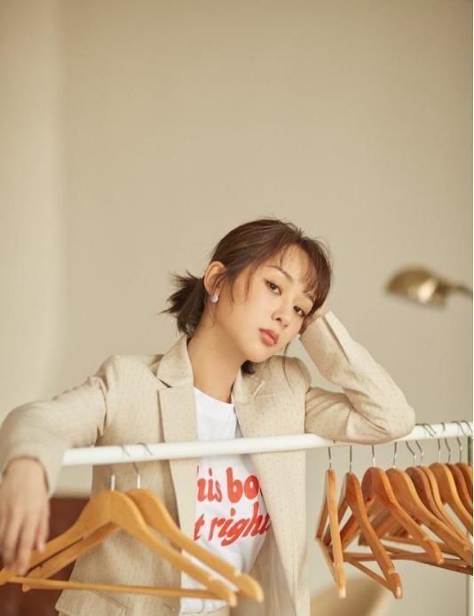  【看起来十】这还是那个邻家女孩杨紫吗？穿黑色职业装太帅气，完全不敢认！