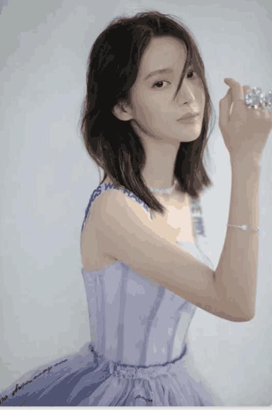 性感VS骨感,她和迪丽热巴穿吊带裙,谁的身材更好?