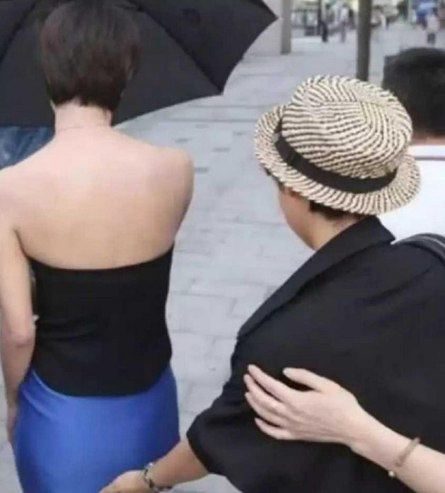 王珞丹太拼了，裙子短到需要助理用手挡着，网友:大开眼界啊!