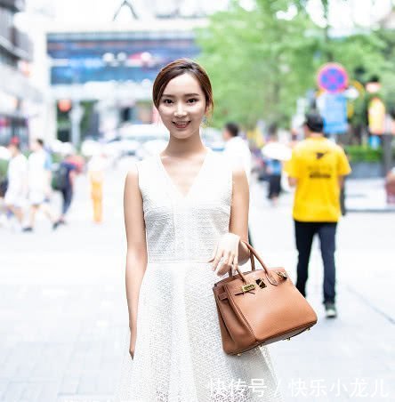 拥有|街拍:拥有异域风情的“小姐姐”,没想到上衣还能够这样穿?