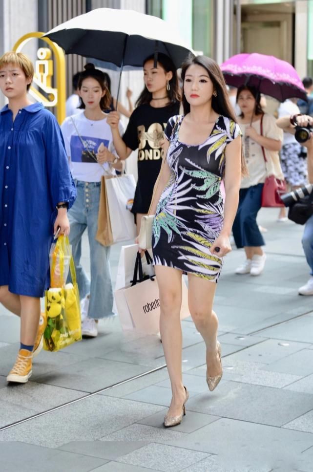 『美女』美女街拍:这期小姐姐都是神仙颜值,看到图五露腰,就已经扛不住了!