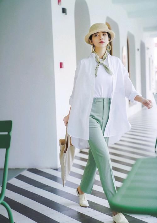 『衣摆塞进』三木把时髦“玩”到了极致!身穿白色西装配白色T恤,气质清新淡