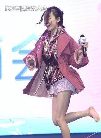 霍思燕为艳压，穿超短裤秀美腿，撞上贾静雯露肩裙，谁丑谁尴尬！