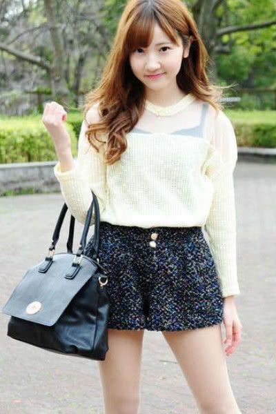 街拍:举止优雅时尚的小姐姐,打扮上俊美抢镜又气质可爱清新!