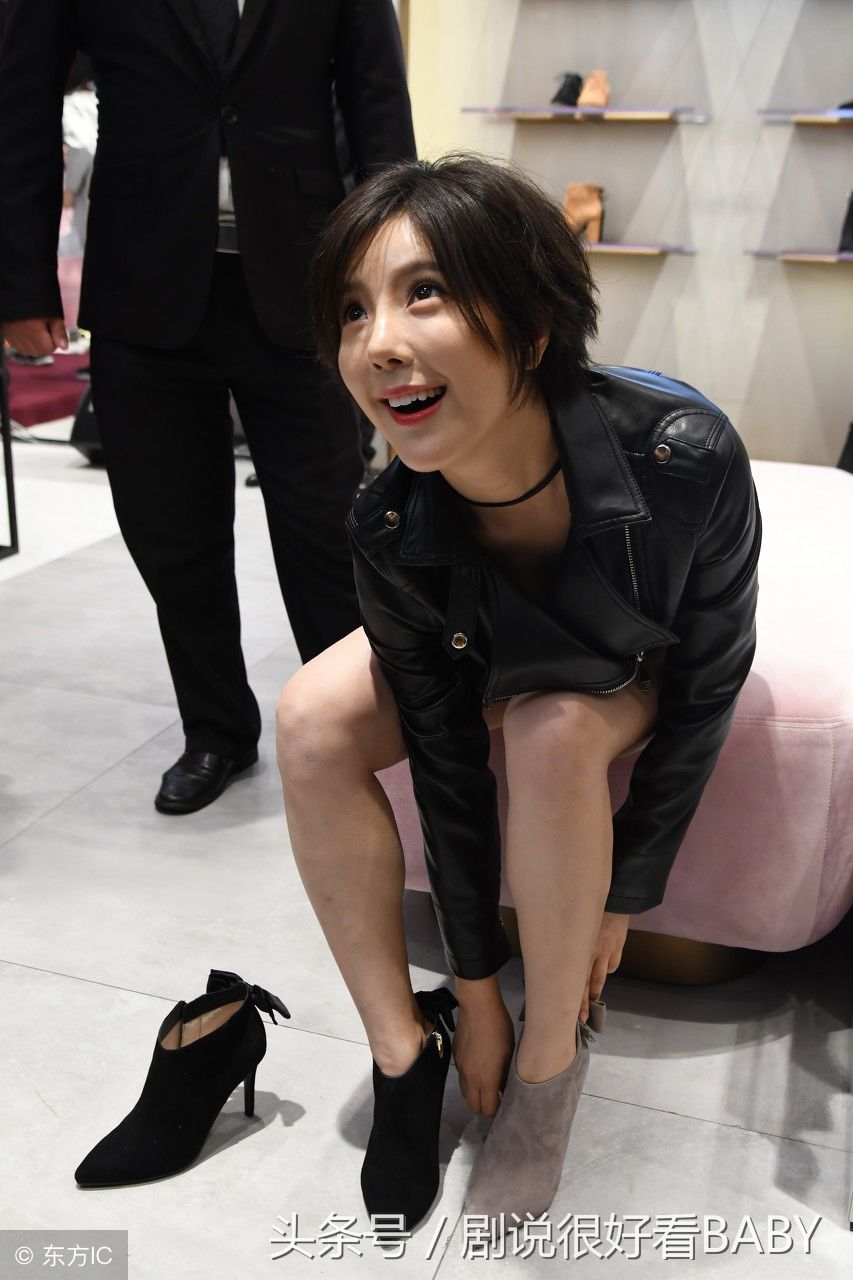 赵奕欢试穿高跟鞋，姿势优雅迷人，网友:满满的都是青春记忆