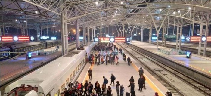 外国人乘坐中国高铁，发现2个缺点，说出中国人不敢说的