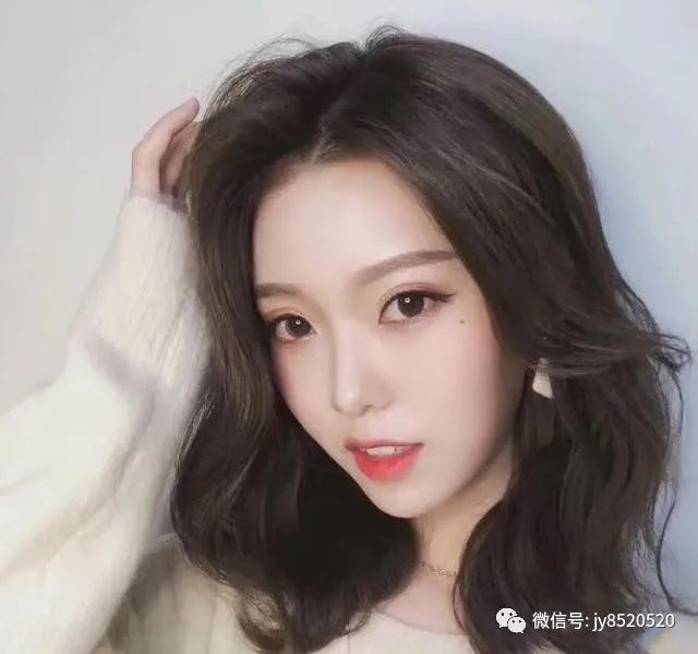  女人@最近很火“春天烫”，显瘦又女人味十足！