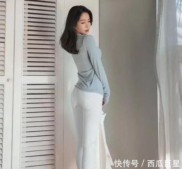 『自信』年轻自信的牛仔裤美女,塑造完美腿部曲线!