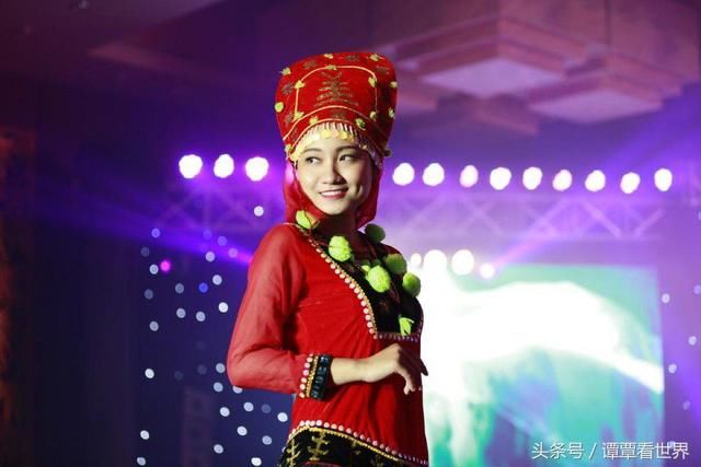 越南胡志明市被称为男人的天堂，奥黛姑娘让游客目不转睛