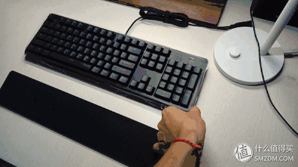 谁说机械键盘就一定吵闹?富勒G900S RGB静音红轴了解一下