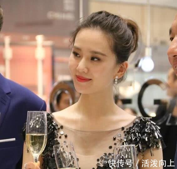 刘诗诗穿深V长裙现身, 却加一件背心防走光, 吴奇隆管得太严