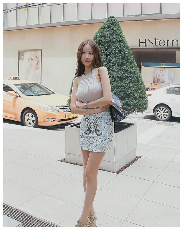 街拍：图1吊带上衣，图2牛仔裤，图3诱人超短裤！