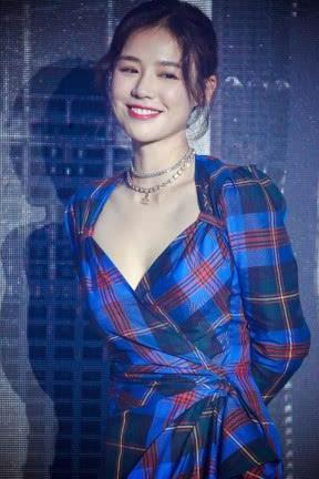 马思纯胖到不敢认，超短裙秀下身被无情吐槽：赶上沈月和刘亦菲了