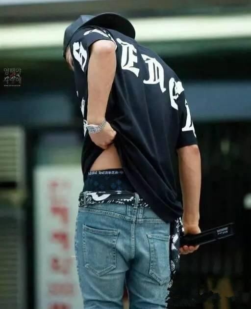 男生衣服这样穿，女生表示难以忍受，尴尬癌都要犯了