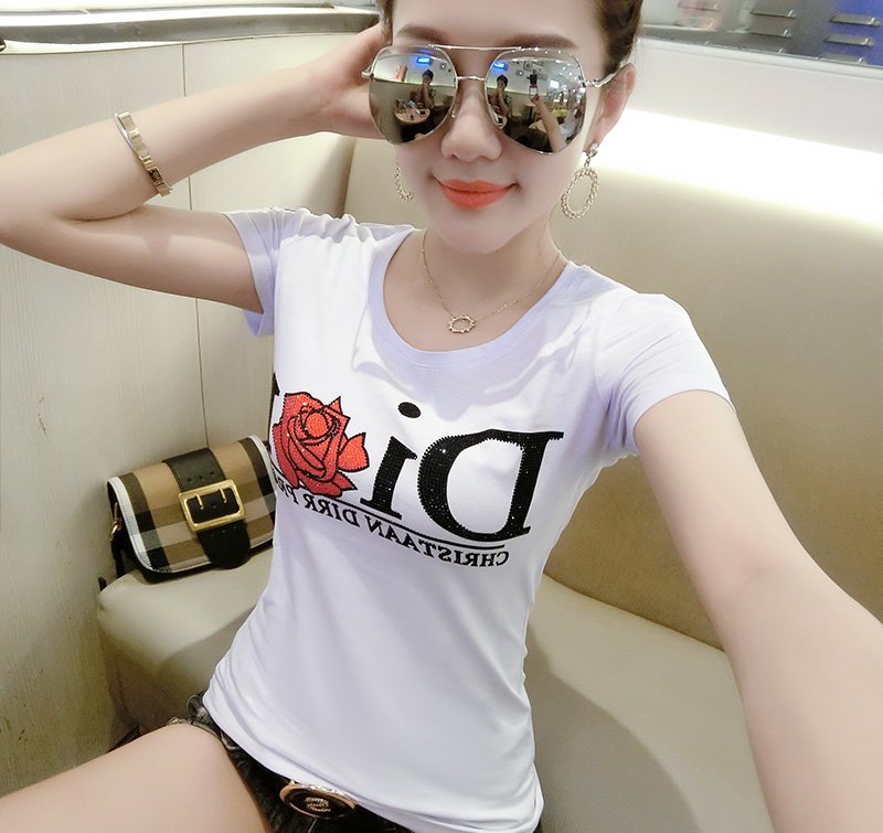 大热的天,T恤让身材丰满的女人更火辣,青春无敌尽显好身材