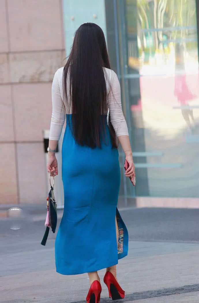 街拍:一位35岁的大姐姐摆脱二胎束缚,华丽转身重拾年轻时的性感