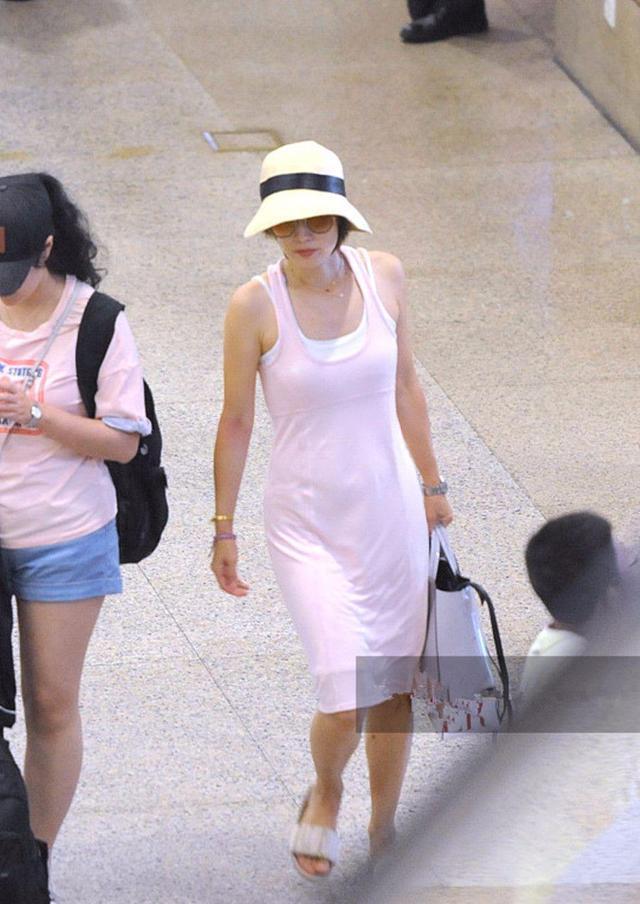 42岁马伊琍真会穿！一袭粉色长裙显小20岁，网友：比姚笛美