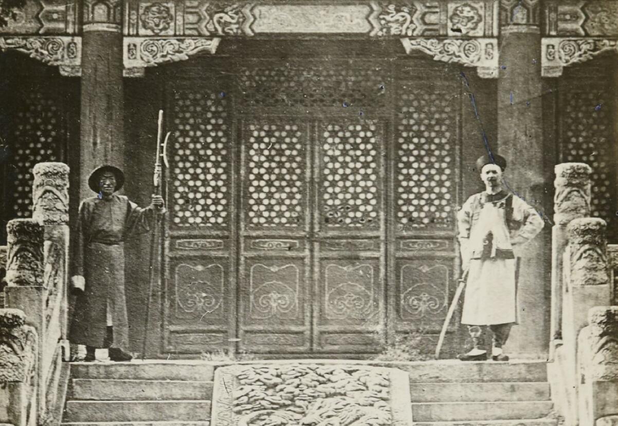 『老照片』老照片再现真实的清朝侍卫：图二慈禧被大内侍卫簇拥