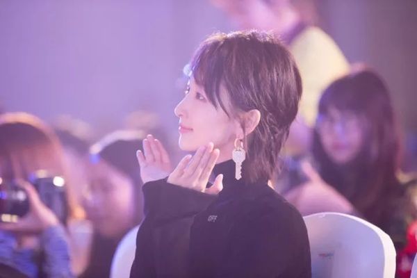 周冬雨这本短发教科书也出Bug了?