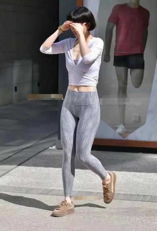 街头偶遇：穿紧身裤的少妇，轻熟的气质，迷人的身姿，横扫天下