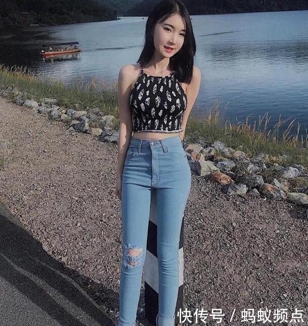 『美女』活力十足的牛仔裤美女,气质出众,无论走到哪都是焦点