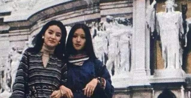  「合照」林青霞的穿搭，时髦了40年，网友：和胡因梦合照的那套，真不错