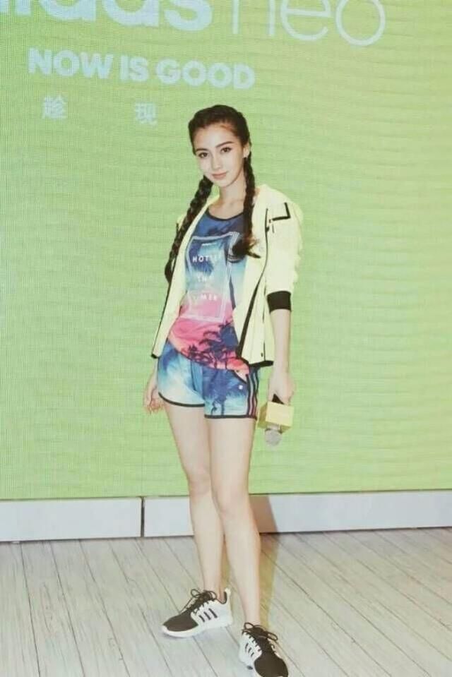 杨颖居然穿拖鞋出席活动，网友:看了她的腿男人都要怀疑人生!