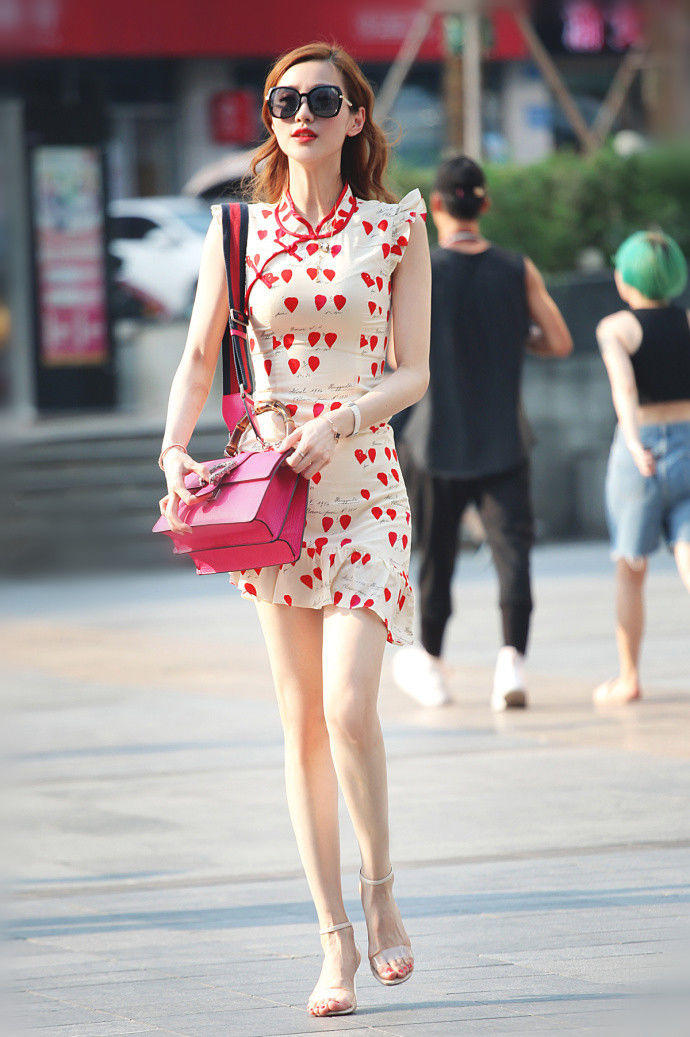 街拍路人,选对一套应季的穿搭,让你轻松美成女神