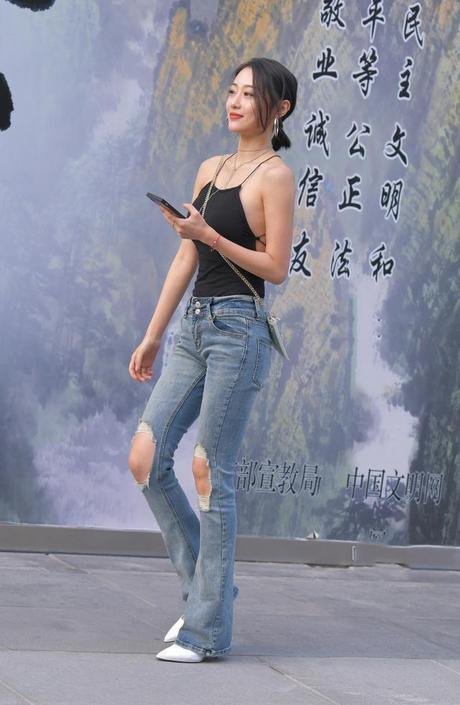 小姐姐背“美元”包包，肚兜装搭配阔腿牛仔裤，清凉又显高！