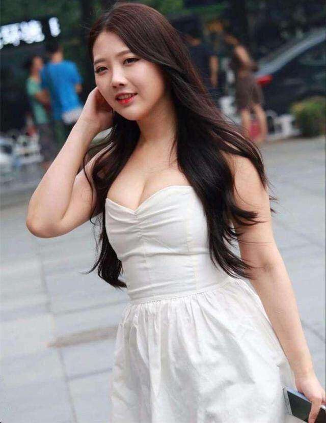 街拍: 丰满白皙的小姐姐, 这裙子明显小了很多啊