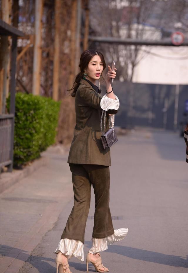  『气质』西服搭配细高跟凉鞋，穿出气质，还展现出精致时尚的味道