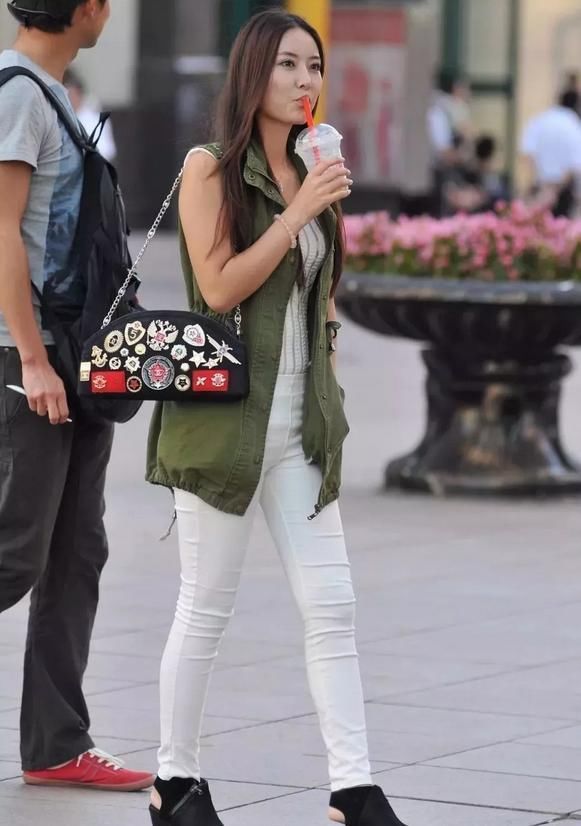 街拍美女:纯真温柔皎如秋月，大长腿迷人!