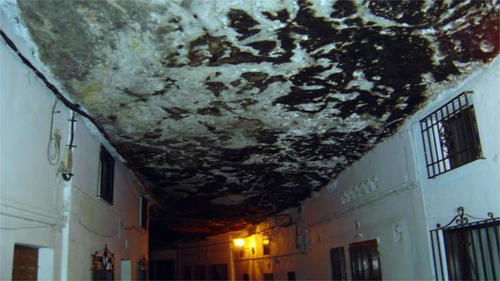 世界上最“奇特”的小镇：压在巨石下600多年，下雨也不用打伞