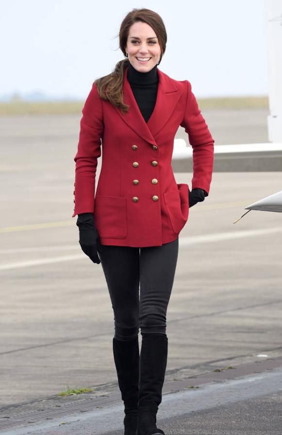 同样是红色服饰，西班牙王后穿出“野性美”，凯特王妃穿出传统美